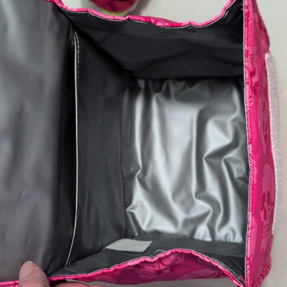 Betsey Johnson Insulated Lunch Tote Fuschia Fuchsia Skull Print With Skull Charm - Picture 11 of 12
